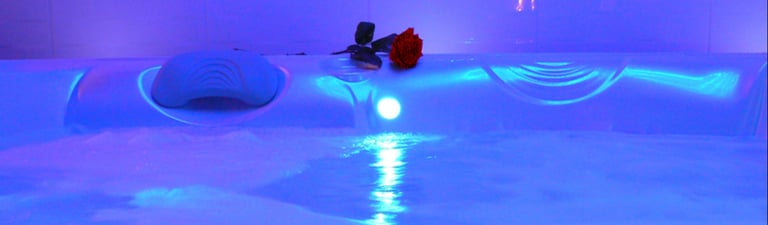 spa jacuzzi privatif dans la chambre de la love room