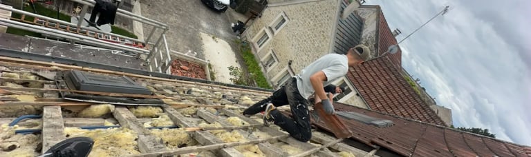 Rénovation de toiture à Saint-Germain-en-Laye (78) — dépose des tuiles et des liteaux avant pose neuve