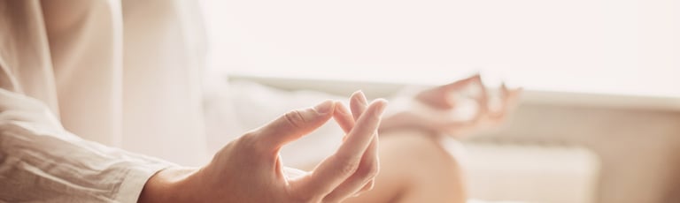 Mains détendues illustrant le lâcher-prise et l’apaisement en sophrologie