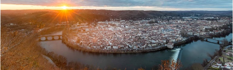 Vue panoramique de Cahors au coucher de soleil depuis le Mont Saint-Cyr