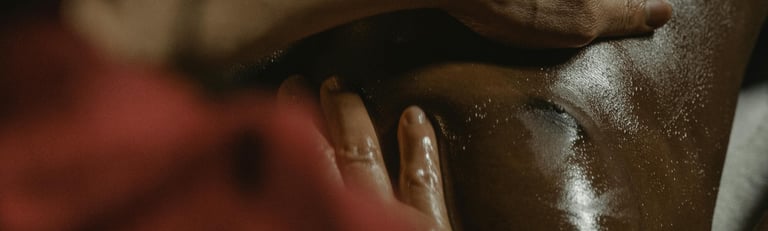 Zoom de uma pessoa sendo massageada em uma sessão de massagem tântrica