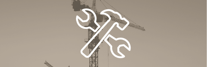 Grue à tour en arrière-plan avec icônes de clé et marteau représentant les services de réparation SM