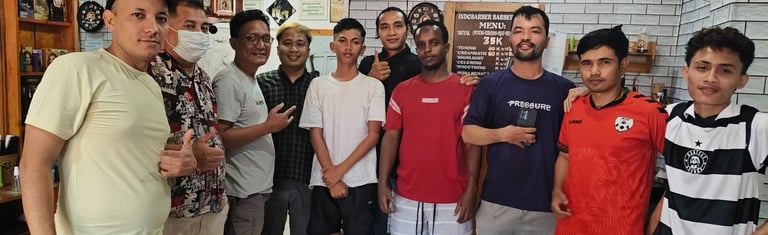 Suasana pelatihan peserta kursus potong rambut barbershop Indobarber Academy Surabaya