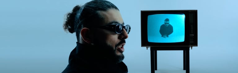 tournage sur fond blanc du rappeur Souffrance - LES MOYENS