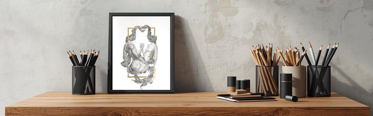 mise en scène d'un print A4 encadré et posé sur une table à dessin