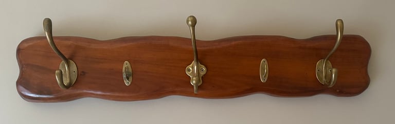 Pendurador em peroba-rosa de 55cm com ganchos de latão