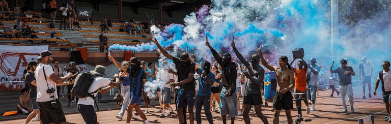 Athlète UAO31 avec fumigènes aux couleurs bleu et blanc du club
