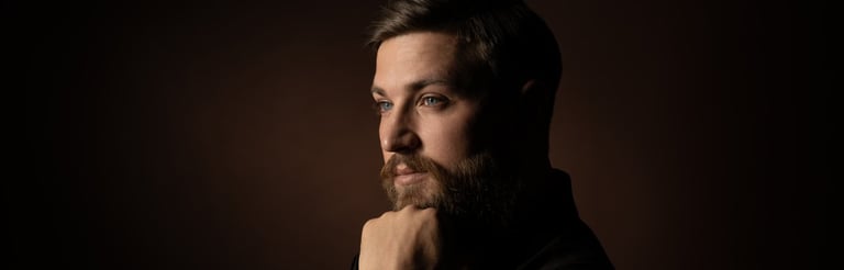 Professionelles Portrait eines Mannes mit Bart im dramatischen Licht - Fotografie aus Chur, Graubünden