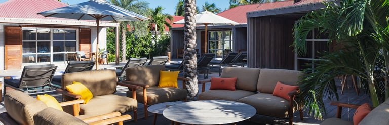 La terasse de la villa noah à st barthélémy plage de St Jean, autour de la piscine
