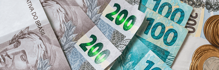 um monte de notas e moedas sobre uma mesa