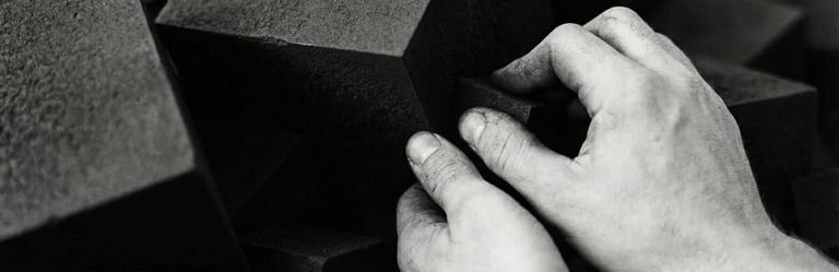 Gros plan de mains qui travaillent sur sculpture Pyrite Stanislas Garaud