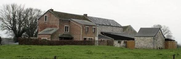 La ferme de Bialy incendiée le 23 vers 13 heures et les deux tranchées de part et d'autre du chemin