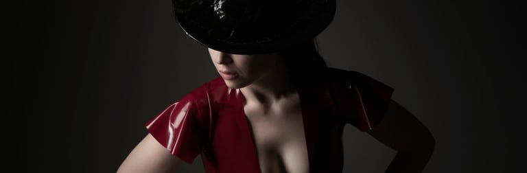 Latex Galerie – Wowart Fotostudio Chur: Dramatische Inszenierung zwischen Licht und Schatten, Mode und Mystik