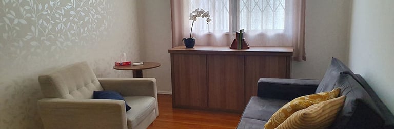 consultório de psicologia com um sofá e janela