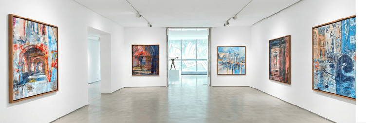 Photo de galerie par Coby Hurtak. Exposition d'art contemporain.