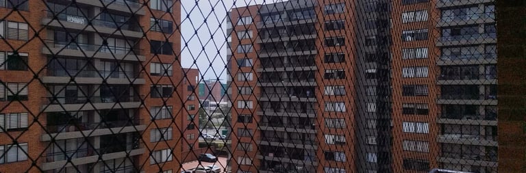 Balcon con una malla de seguridad