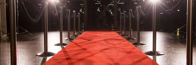 Sarkanais paklājs un prožektoru gaismas