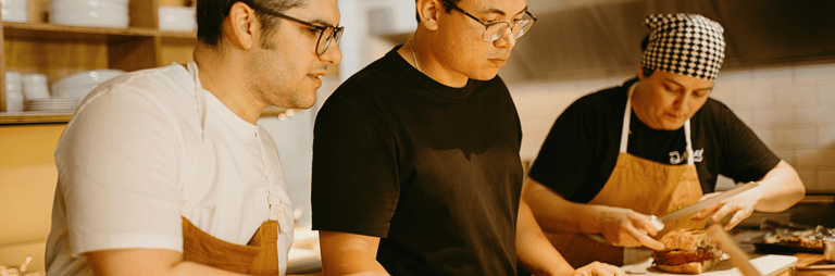 Cilvēki ēstgatavošanas meistarklasē