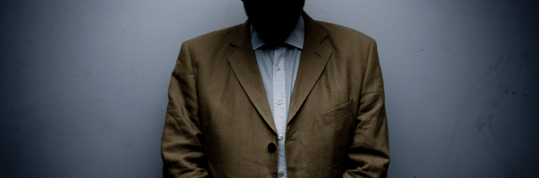 Mistisks vīrietis ar neredzamu seju un detektīva apģērbu