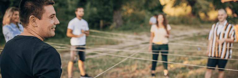 Komanda spēlē spēli ārtelpās ar striķi