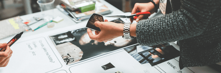 Cilvēki veido kolāžu