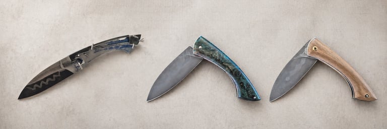 Montage de trois couteaux pliants artisanaux de Neelson Astic Coutelier