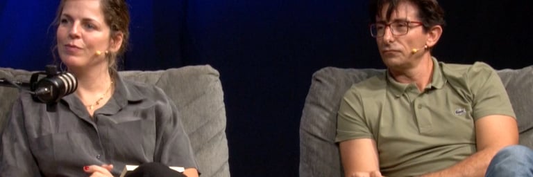 Marta Rueda y Pablo Rueda en imagen de sus podcasts sobre acompañamiento en duelo