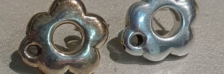 Par de pendientes de plata uno limpio y uno oxidado