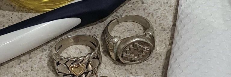 Joyas de plata que se van a limpiar para luego ser guardadas