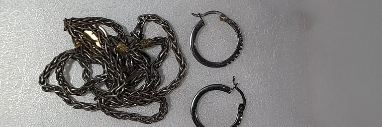 se muestra joyas de plata oscurecidas por oxidación