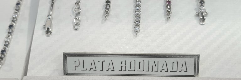 escaparate donde se ven joyas de plata rodinada