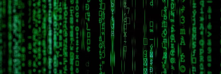 Lignes de code vertes sur fond noir symbolisant la création de site web sur mesure