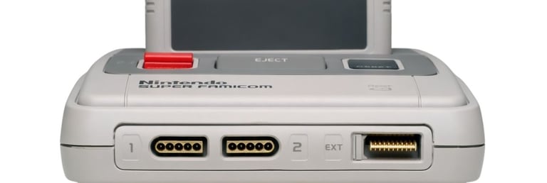 Parte da frente do console Super Famicom mostrando os conectores do controle e a porta expansão