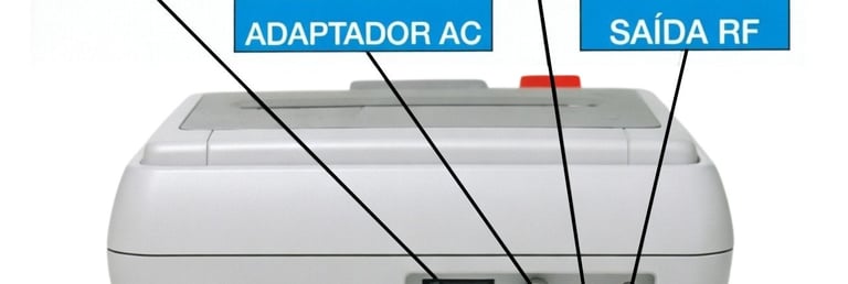 Parte de trás do console Super Famicom mostrando cada saida, conector, botão, etc