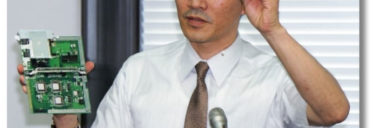 Masayuki Uemura designer do Famicom e Super Famicom segurando o console (protótipo) do SFC 1988