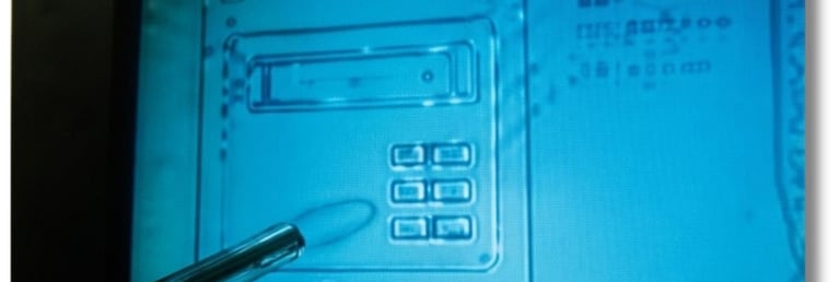 Esboço de um console com slot e 6 botões transmitido em um telão na reunião de demonstração do SFC