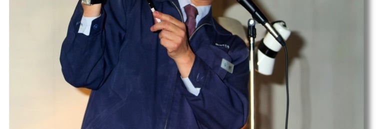 Funcionário da Nintendo segurando o console (protótipo) do Super Famicom em 1988 na Demosntração