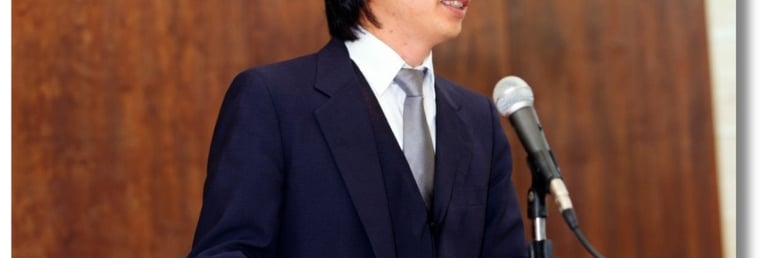 Shigeru Miyamoto fazendo uma palestra na reunião de demonstração do Super Famicom