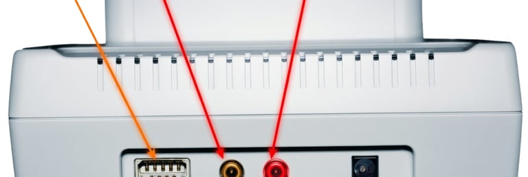 Parte traseira do console sendo mostrado as entradas, saídas e portas