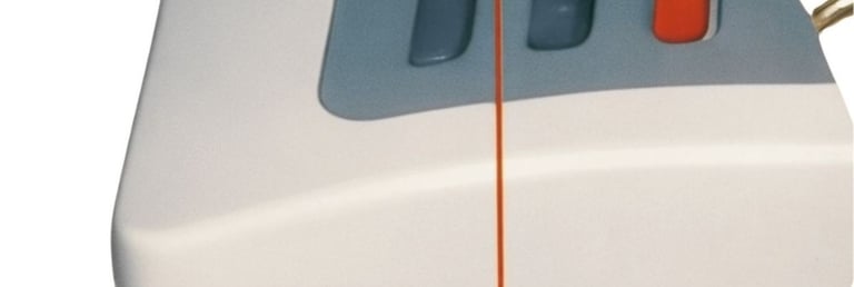 Conector de fone de ouvido stereo e um botão para ajuste de volume na lateral direita do consol