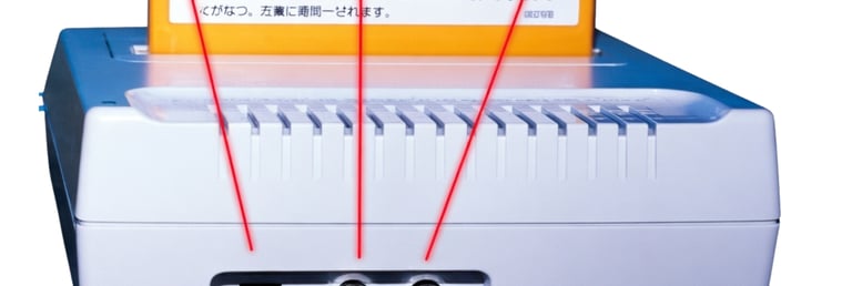 Adaptador Famicom mostrando a parte de trás e suas saidas de video, audio e alimentação.