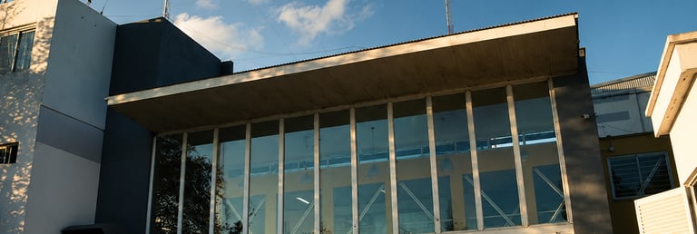 UTN Facultad Regional Avellaneda FRA, Fachada del edificio y dirección