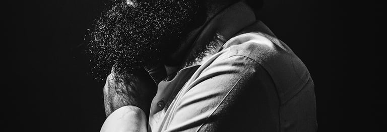 Photographe portrait à Pau nouvelle aquitaine,  noir et blanc de profil