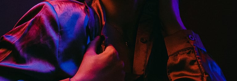 Shooting studio d'un portrait néon en région paloise