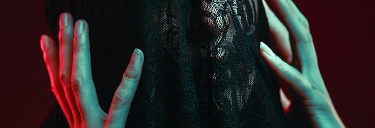 Photo studio d'un portrait coulleur, aux ambiance sinistre, réalisée par un photographe et vidéaste à Pau.te 