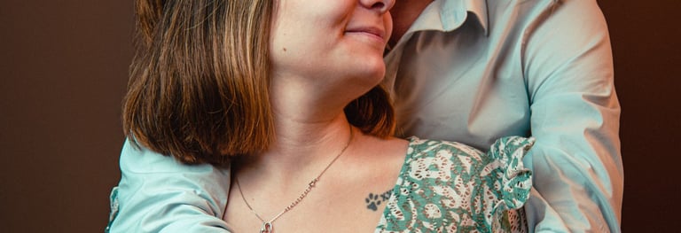 Portrait tout en douceur, photographie en studio photo par un photographe vidéaste expérimenté autour de la ville de Pau.