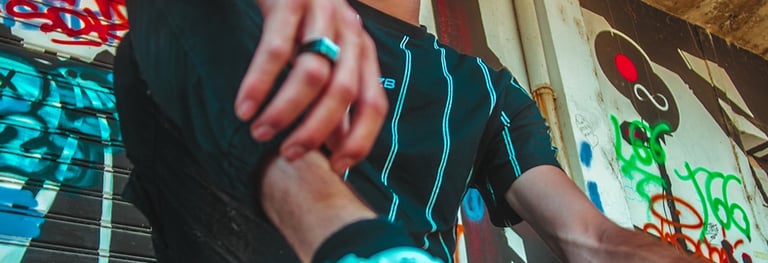 Portrait photo en ville, streewear et charisme, cliché réalisé à Pau par un photographe vidéaste.