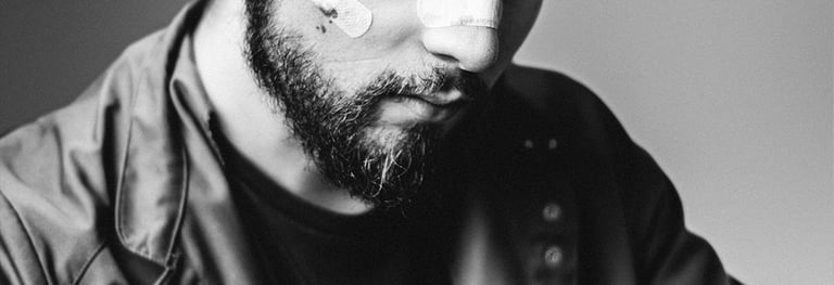 Portrait en photo qui veut en découdre, photo noir et blanc créer par un photographe et vidéaste dans un studio photo à Pau.