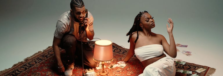 homme au téléphone assis avec une femme sur un tapis en studio fond blanc