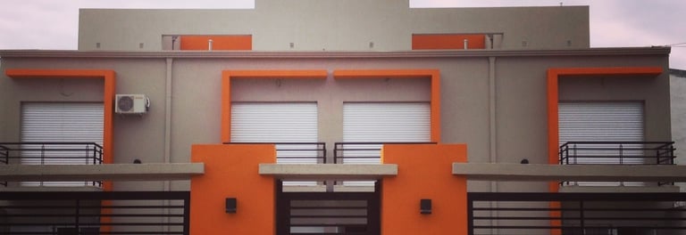 Conjunto de vivienda estilo duplex en Concordia. Arquitectura moderna y funcional